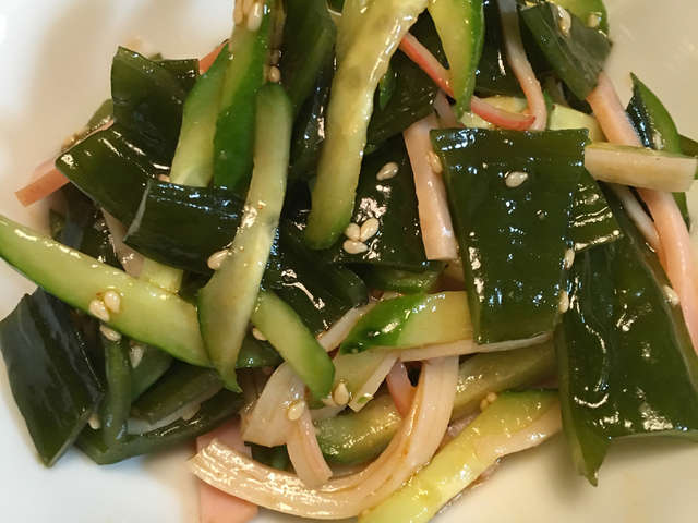 茎わかめで甘辛さっぱりサラダ
